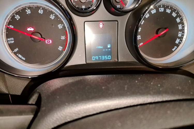 Used Buick Encore 2015 1.4T Manual Two-Wheel Drive Urban Advanced Model Odometer Close Up
