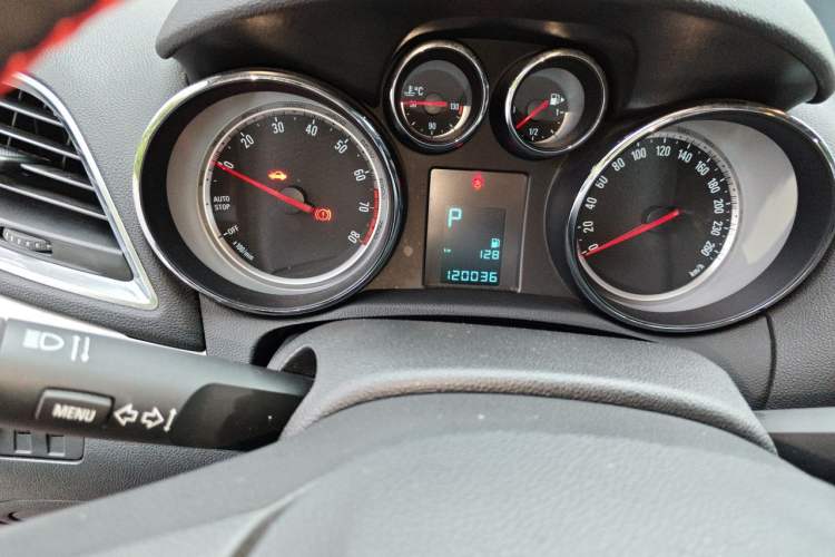 Used Buick Encore 2015 1.4T Automatic Two-Wheel Drive Urban Elite Version Odometer Close Up
