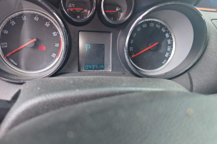Used Buick Encore 2015 1.4T Automatic Two-Wheel Drive Urban Leading Model Odometer Close Up