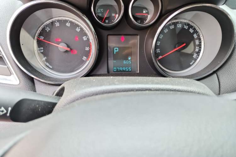 Used Buick Encore 2015 1.4T Automatic Two-Wheel Drive Urban Elite Version Odometer Close Up