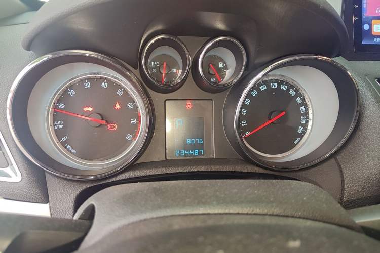 Used Buick Encore 2015 1.4T Automatic Two-Wheel Drive Urban Elite Version Odometer Close Up