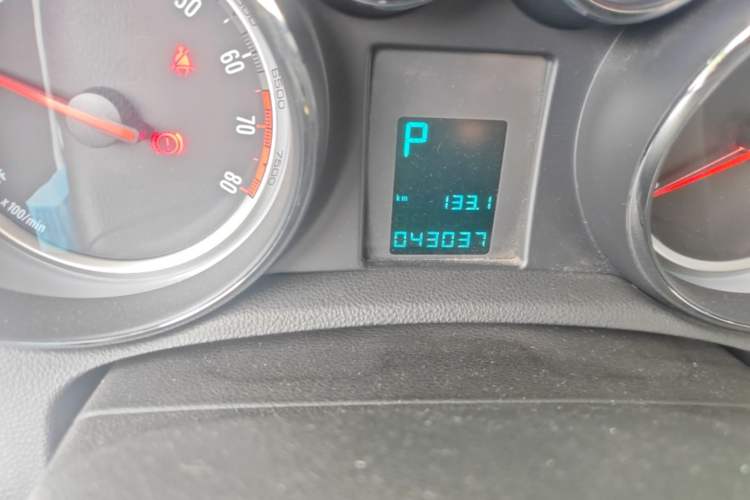 Used Buick Encore 2015 1.4T Automatic Two-Wheel Drive Urban Elite Version Odometer Close Up