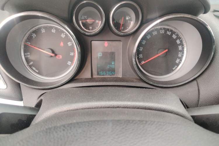 Used Buick Encore 2015 1.4T Automatic Two-Wheel Drive Urban Elite Version Odometer Close Up