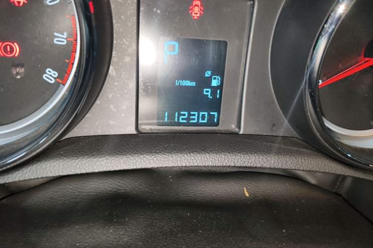 Used Buick Encore 2015 1.4T Automatic Two-Wheel Drive Urban Elite Version Odometer Close Up