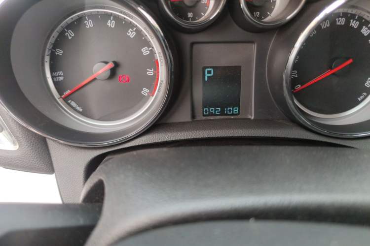 Used Buick Encore 2015 1.4T Automatic Two-Wheel Drive Urban Elite Version Odometer Close Up