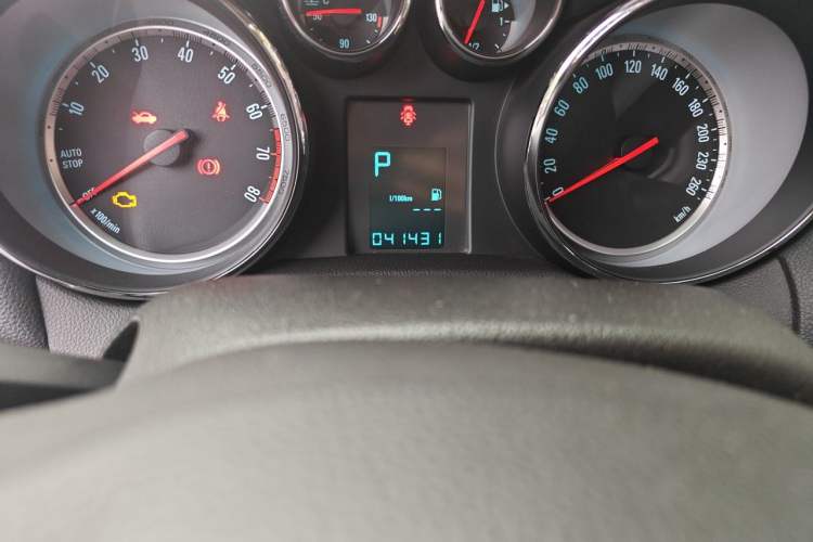 Used Buick Encore 2015 1.4T Automatic Two-Wheel Drive Urban Elite Version Odometer Close Up