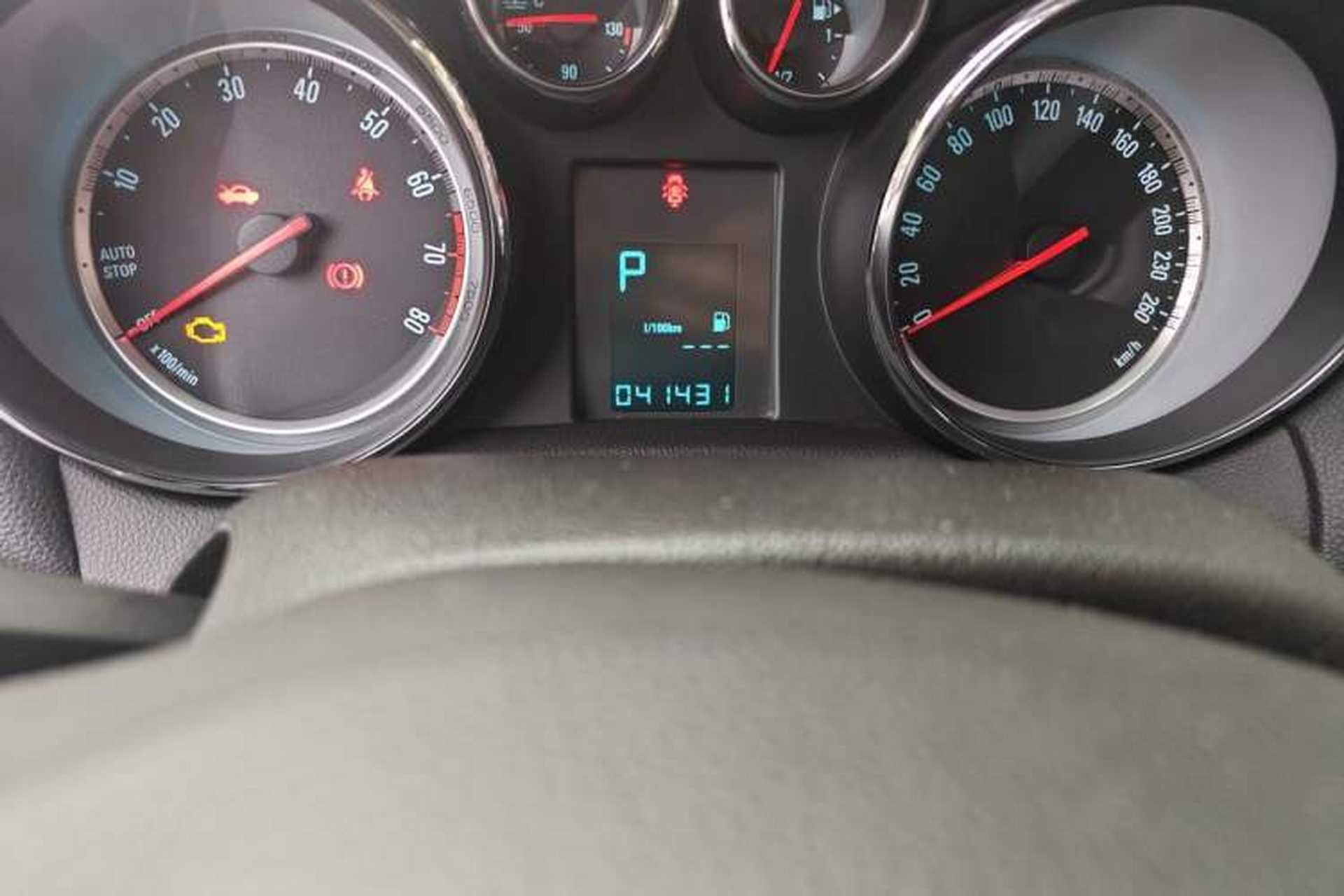 Used Buick Encore 2015 1.4T Automatic Two-Wheel Drive Urban Elite Version Odometer Close Up