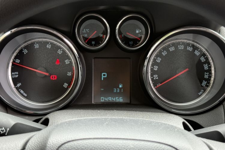 Used Buick Encore 2015 1.4T Automatic Two-Wheel Drive Urban Elite Version Odometer Close Up