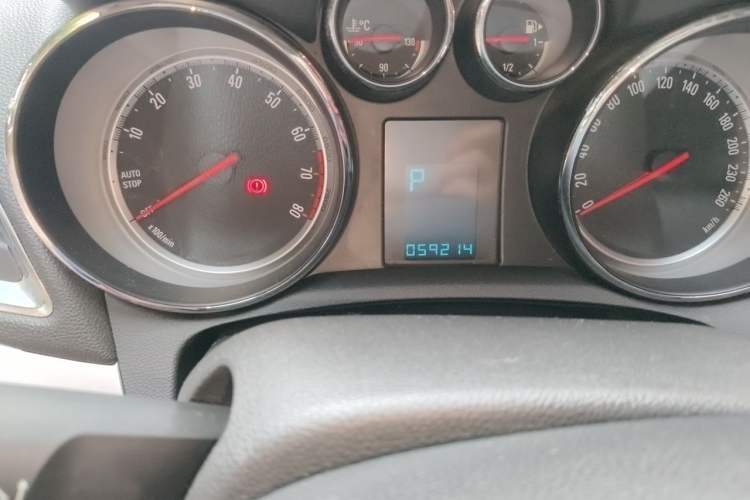 Used Buick Encore 2015 1.4T Automatic Two-Wheel Drive Urban Elite Version Odometer Close Up