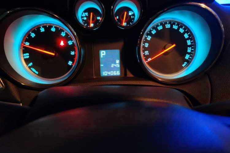 Used Buick Encore 2015 1.4T Automatic Two-Wheel Drive Urban Elite Version Odometer Close Up