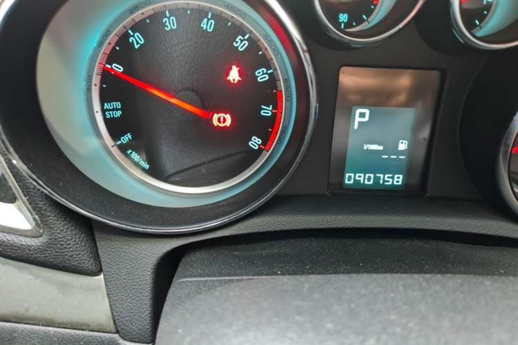 Used Buick Encore 2015 1.4T Automatic Two-Wheel Drive Urban Elite Version Odometer Close Up