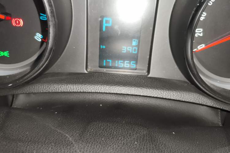 Used Buick Encore 2015 1.4T Automatic Two-Wheel Drive Urban Leading Model Odometer Close Up