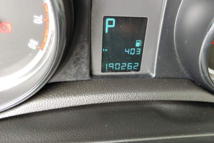 Used Buick Encore 2015 1.4T Automatic Two-Wheel Drive Urban Elite Version Odometer Close Up