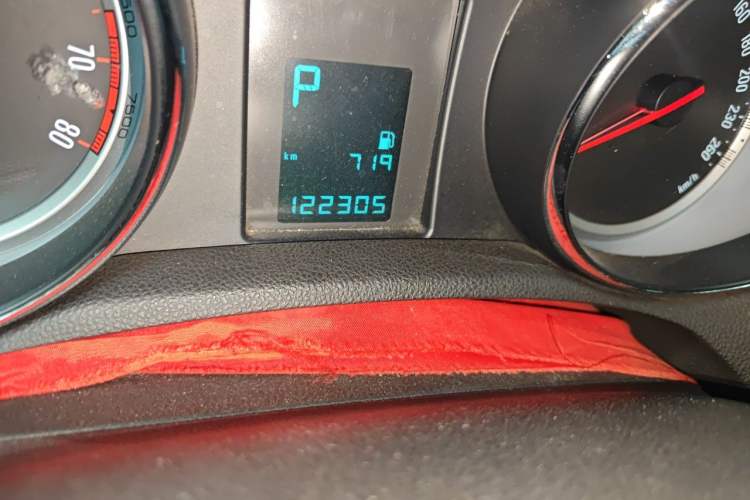Used Buick Encore 2015 1.4T Automatic Two-Wheel Drive Urban Elite Version Odometer Close Up