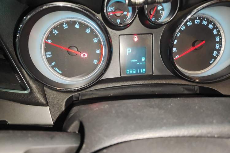 Used Buick Encore 2015 1.4T Automatic Two-Wheel Drive Urban Elite Version Odometer Close Up