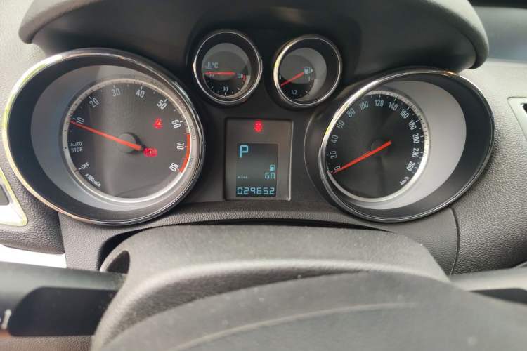 Used Buick Encore 2015 1.4T Automatic Two-Wheel Drive Urban Elite Version Odometer Close Up