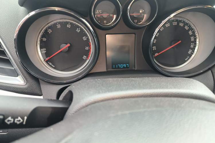 Used Buick Encore 2015 1.4T Automatic Two-Wheel Drive Urban Elite Version Odometer Close Up