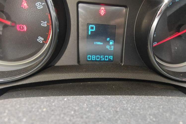 Used Buick Encore 2015 1.4T Automatic Two-Wheel Drive Urban Elite Version Odometer Close Up