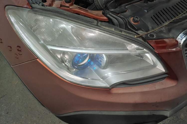 Used Buick Encore 2015 1.4T Automatic Two-Wheel Drive Urban Elite Version Right Front Headlight