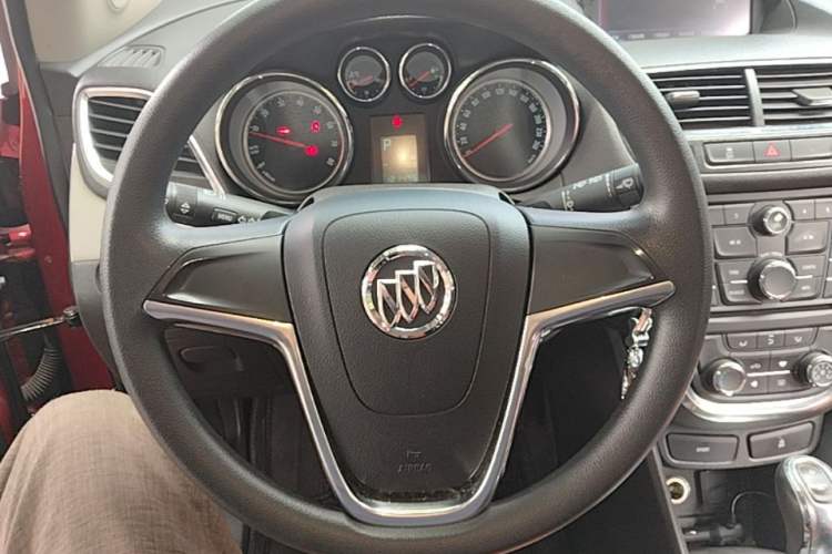 Used Buick Encore 2015 1.4T Automatic Two-Wheel Drive Urban Elite Version Steering Wheel