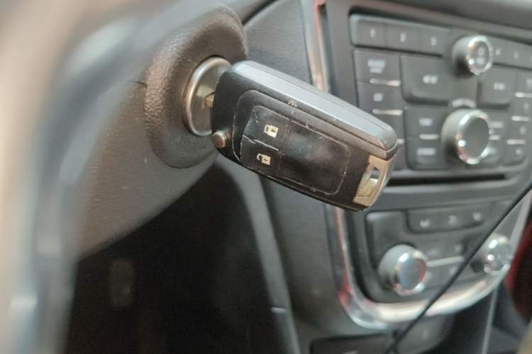 Used Buick Encore 2015 1.4T Automatic Two-Wheel Drive Urban Elite Version Vehicle Key