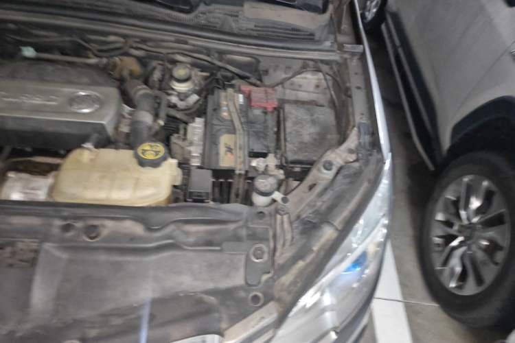 Used Buick Encore 2015 1.4T Automatic Two-Wheel Drive Urban Elite Version Engine Bay Left