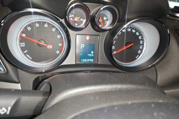 Used Buick Encore 2015 1.4T Automatic Two-Wheel Drive Urban Elite Version Odometer Close Up