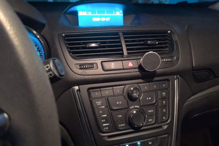 Used Buick Encore 2015 1.4T Automatic Two-Wheel Drive Urban Elite Version Audio And AC Panel