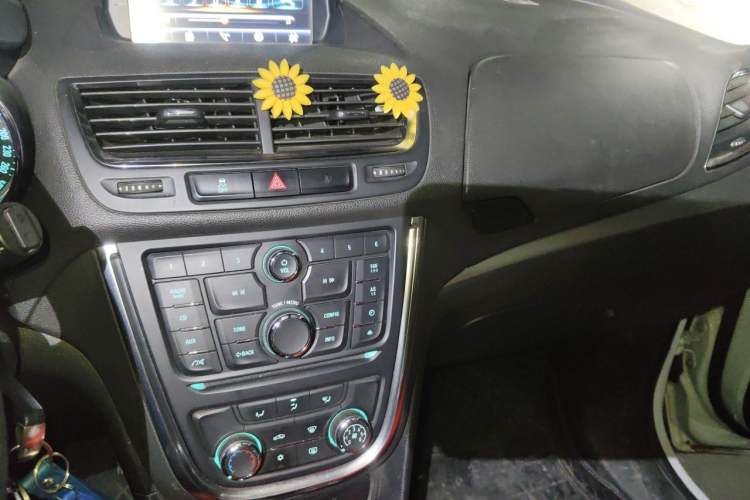 Used Buick Encore 2015 1.4T Automatic Two-Wheel Drive Urban Elite Version Audio And AC Panel