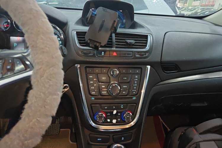 Used Buick Encore 2015 1.4T Automatic Two-Wheel Drive Urban Leading Model Audio And AC Panel