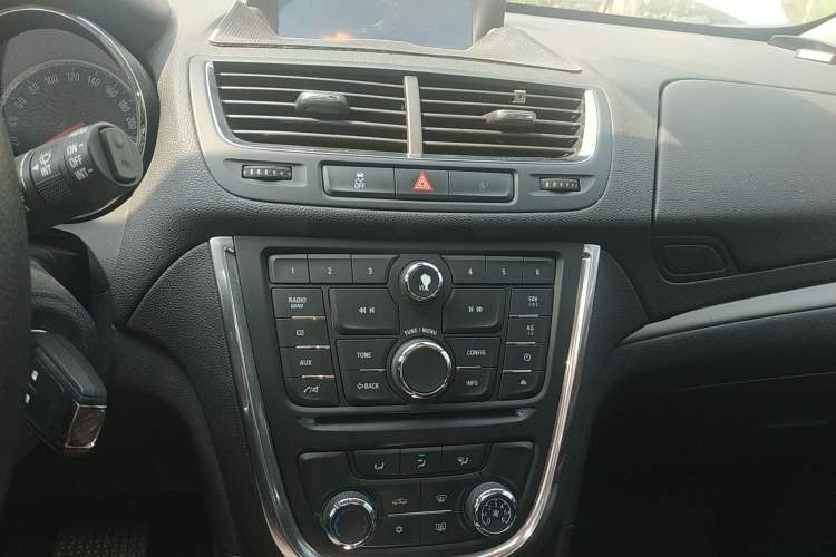 Used Buick Encore 2015 1.4T Automatic Two-Wheel Drive Urban Elite Version Audio And AC Panel