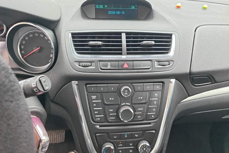 Used Buick Encore 2015 1.4T Automatic Two-Wheel Drive Urban Elite Version Audio And AC Panel