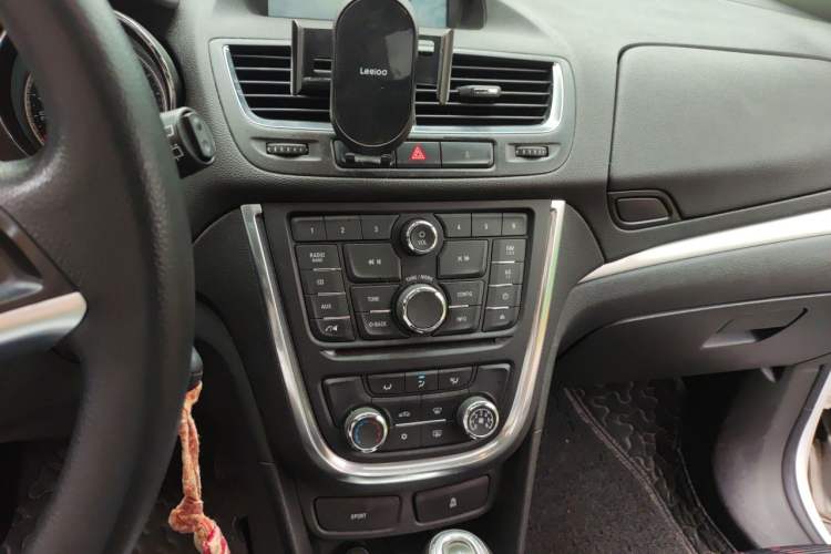 Used Buick Encore 2015 1.4T Automatic Two-Wheel Drive Urban Elite Version Audio And AC Panel