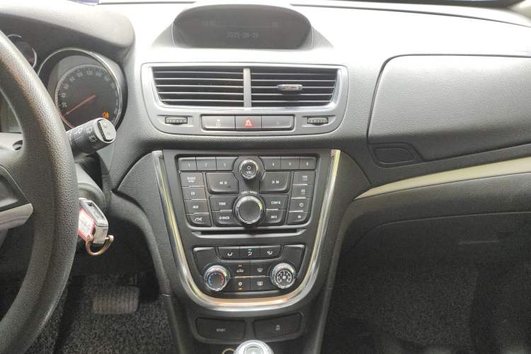 Used Buick Encore 2015 1.4T Automatic Two-Wheel Drive Urban Elite Version Audio And AC Panel