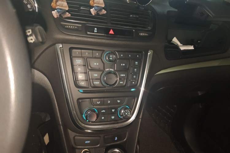 Used Buick Encore 2015 1.4T Automatic Two-Wheel Drive Urban Elite Version Audio And AC Panel