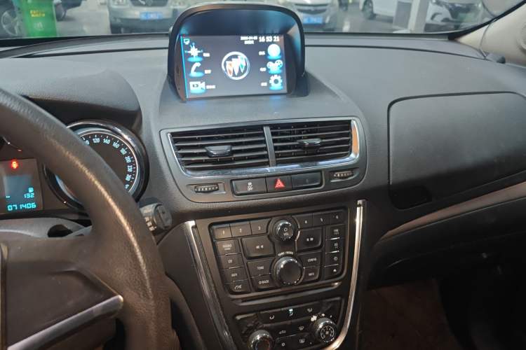 Used Buick Encore 2015 1.4T Manual Two-Wheel Drive Urban Advanced Model Audio And AC Panel
