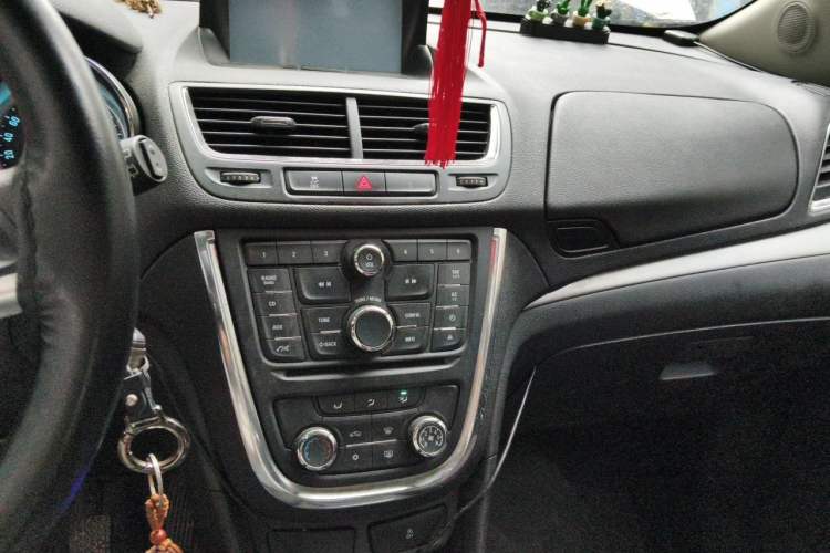 Used Buick Encore 2015 1.4T Manual Two-Wheel Drive Urban Advanced Model Audio And AC Panel