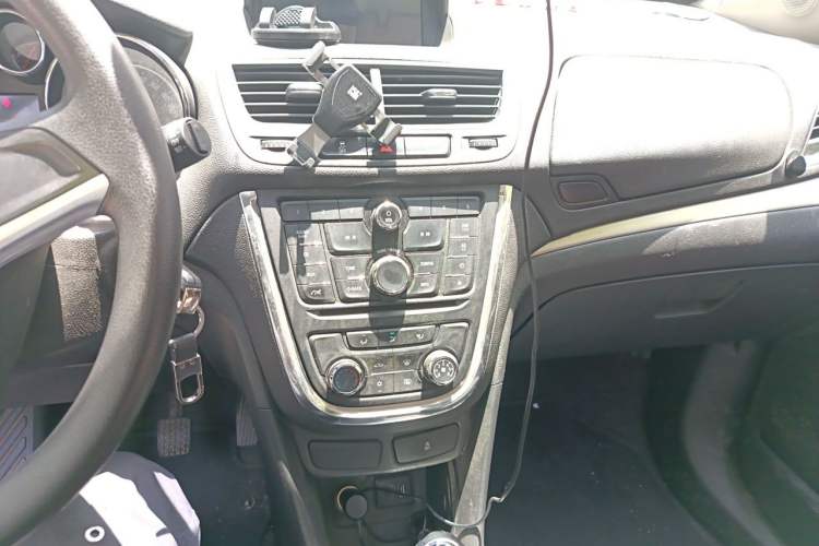 Used Buick Encore 2015 1.4T Manual Two-Wheel Drive Urban Advanced Model Audio And AC Panel