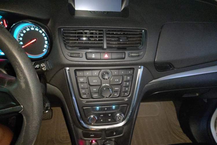 Used Buick Encore 2015 1.4T Automatic Two-Wheel Drive Urban Elite Version Audio And AC Panel