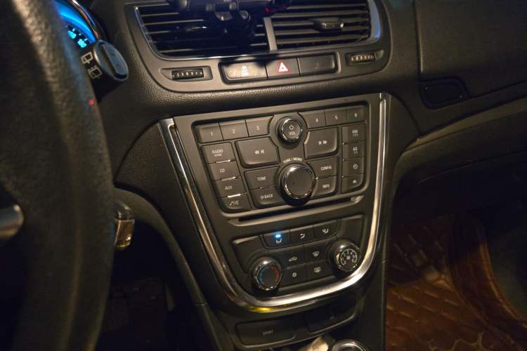 Used Buick Encore 2015 1.4T Automatic Two-Wheel Drive Urban Elite Version Audio And AC Panel