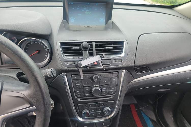 Used Buick Encore 2015 1.4T Automatic Two-Wheel Drive Urban Elite Version Audio And AC Panel