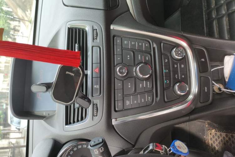 Used Buick Encore 2015 1.4T Automatic Two-Wheel Drive Urban Elite Version Audio And AC Panel