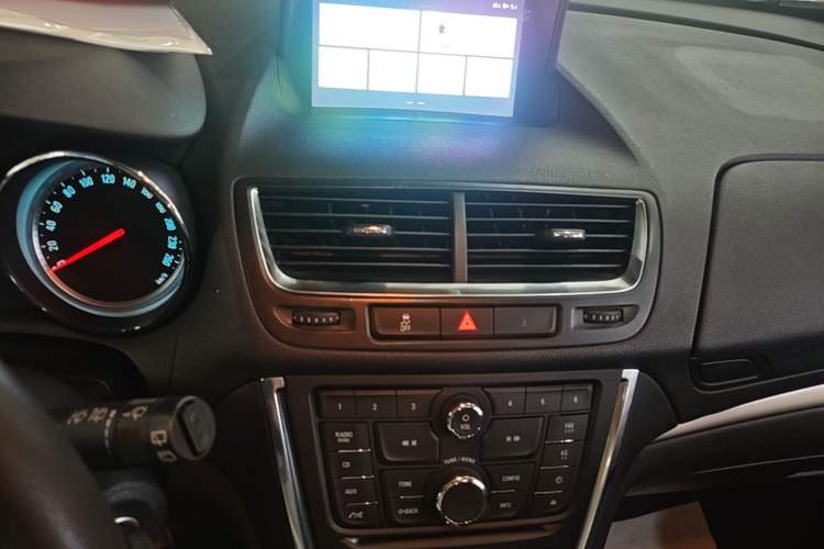 Used Buick Encore 2015 1.4T Automatic Two-Wheel Drive Urban Elite Version Audio And AC Panel