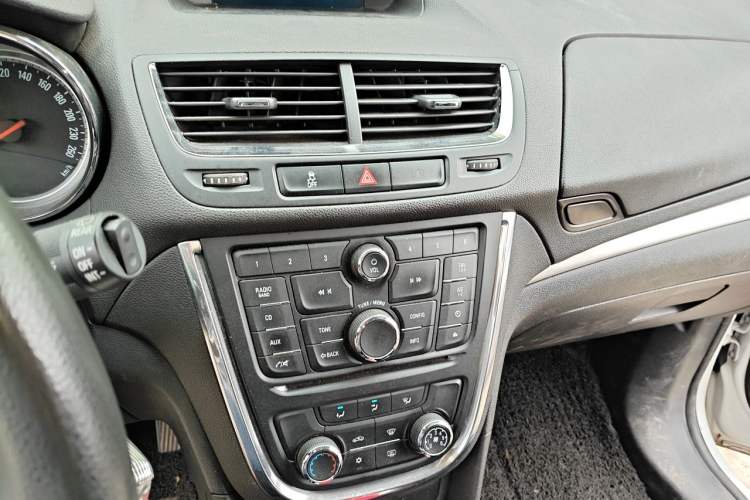 Used Buick Encore 2015 1.4T Automatic Two-Wheel Drive Urban Elite Version Audio And AC Panel