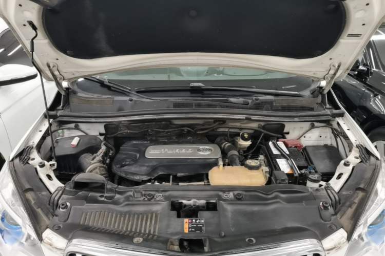 Used Buick Encore 2015 1.4T Automatic Two-Wheel Drive Urban Elite Version Engine Bay