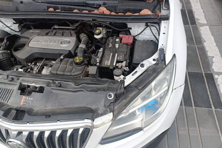 Used Buick Encore 2015 1.4T Automatic Two-Wheel Drive Urban Elite Version Engine Bay Left