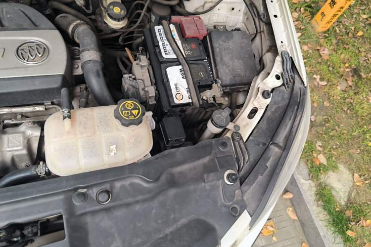 Used Buick Encore 2015 1.4T Automatic Two-Wheel Drive Urban Elite Version Engine Bay Left