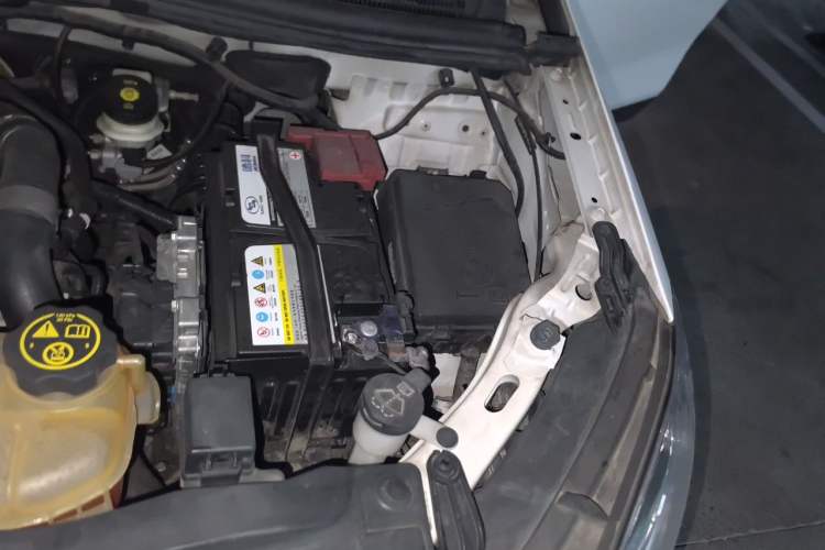 Used Buick Encore 2015 1.4T Automatic Two-Wheel Drive Urban Elite Version Engine Bay Left