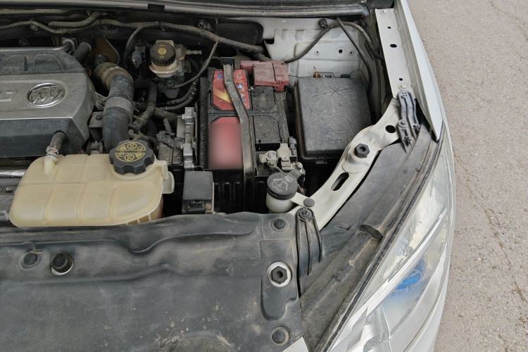 Used Buick Encore 2015 1.4T Automatic Two-Wheel Drive Urban Elite Version Engine Bay Left