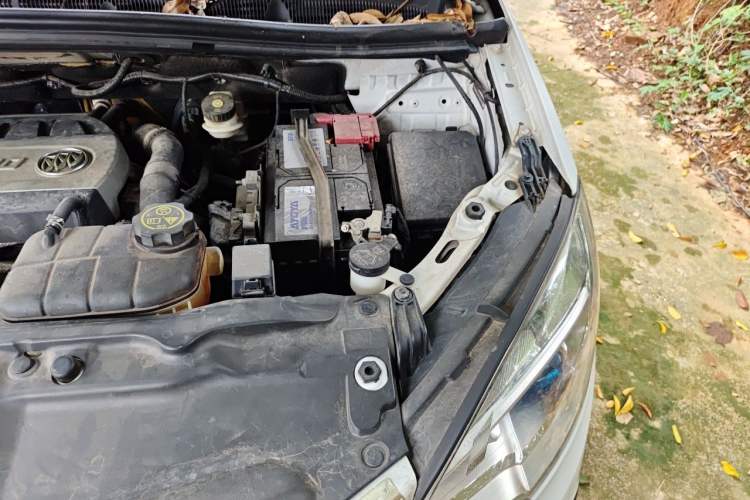 Used Buick Encore 2015 1.4T Automatic Two-Wheel Drive Urban Elite Version Engine Bay Left
